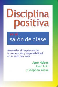 Disciplina Positiva en el salón de clase es un recurso que te ayudará a la gestión grupal en el manejo de la disciplina en tu aula de clases y junto con tus alumnos mejoraras el ambiente educativo identificando como se encuentran cada uno a nivel emocional, sentido de pertenencia y comportamiento. Mediante este modelo tanto maestros como alumnos llegan a acuerdos, crean planes, organizan agendas de clase, reglamentos y uso de limites, ejerciendo respeto, cooperación y responsabilidad. 