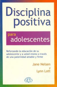 Disciplina Positiva para adolescentes es una estupenda guía y orientación para padres en busca de conexión con su adolescente. Este libro te ayudará a ampliar la cercanía, confianza, y comunicación, respetando la nueva etapa que experimenta tu hijo y comprender sus cambios de comportamiento a través del respeto y la empatía. 